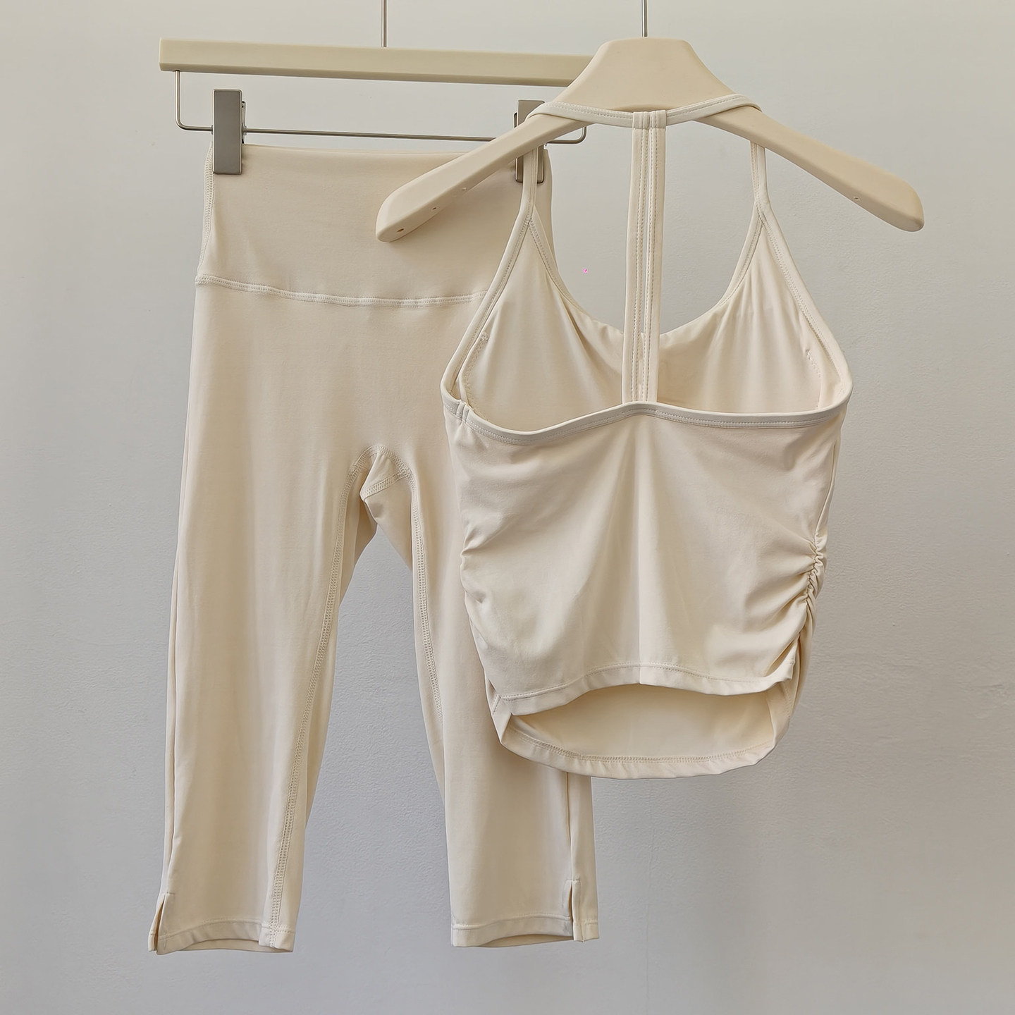 ヨガウェア スリムフィット プッシュアップベスト 胸パッド付 - Underwire Bra Padded のレビューと価格